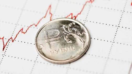 Рубль к доллару опустился до минимальных значений за неделю